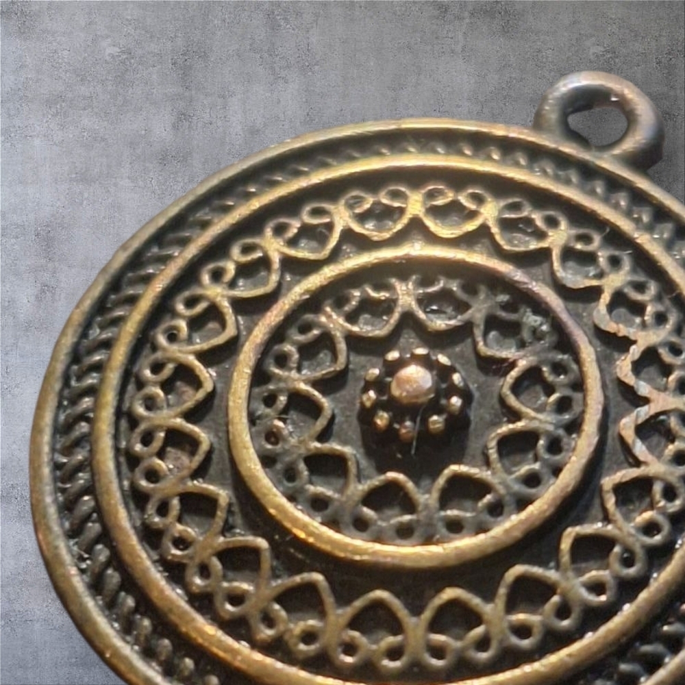 Vintage Gold-Toned Intricate Pendant Necklace